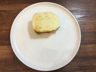 童趣早餐——乌龟全麦三明治,将它移到一个大的盘子中。