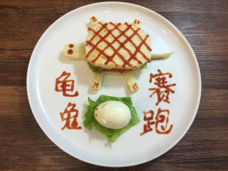 童趣早餐——乌龟全麦三明治,在盘子空白处写上字。