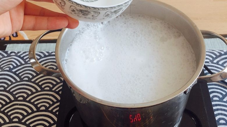 初夏的小清新——豆乳凉面,当面汤起泡沫，倒入适量冷水，防止面汤溢出锅；