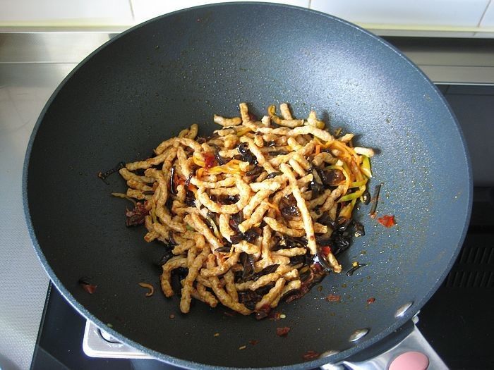 鱼香素肉丝：用素食材做出肉滋味的下饭利器,8.	炒匀，炒至素肉丝上色。