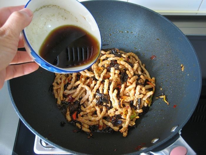 鱼香素肉丝：用素食材做出肉滋味的下饭利器,倒入碗汁。