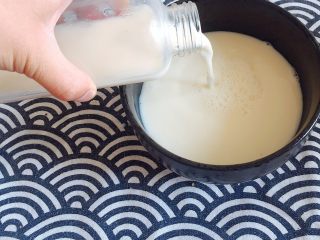 初夏的小清新——豆乳凉面,倒入冰豆浆，搅匀；