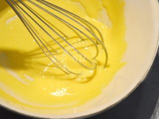 夏日清爽柠檬乳酪杯子蛋糕, 蛋黄中加入30g糖，打发至变白