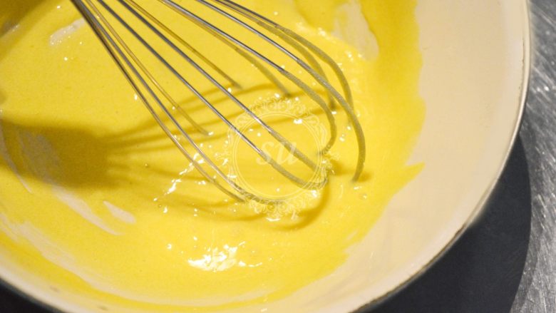 夏日清爽柠檬乳酪杯子蛋糕, 蛋黄中加入30g糖，打发至变白