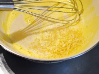 夏日清爽柠檬乳酪杯子蛋糕,加入已经切好的柠檬皮碎和新鲜柠檬汁，搅打混合均匀