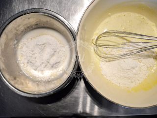 夏日清爽柠檬乳酪杯子蛋糕,低筋面粉过筛分成两份，分别加入到【步骤2】 和 【步骤4】 中，搅拌混合均匀至没有面粉颗粒