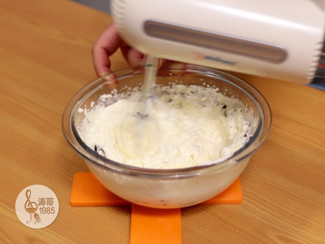 免烤奥利奥芝士蛋糕，不需要烤箱,用手持电动打蛋器稍微搅拌均匀