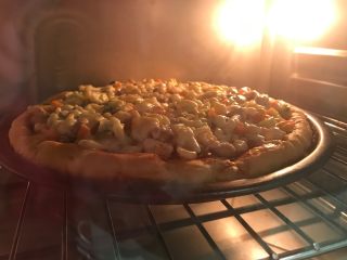 秘制芝心卷边披萨,烤箱预热上火180度下火160度5分钟，放入披萨烘烤10分钟至马苏里拉芝士溶化即可，没有上下火分开设温的可以都选择180度，8分钟左右即可。