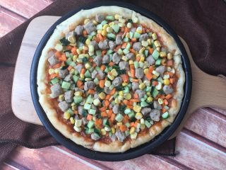 秘制芝心卷边披萨,加入所有的馅料：我放的是牛肉粒、玉米粒、黄瓜粒、胡萝卜粒。