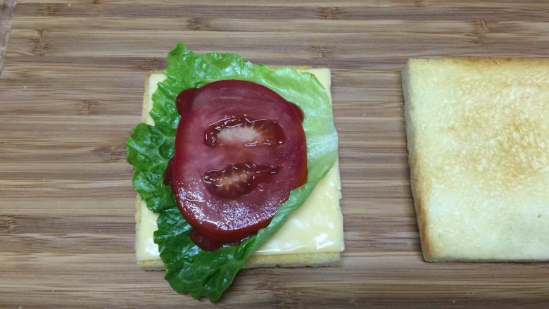 #吐司新吃法之一#新奥尔良三明治,接着放一片番茄
