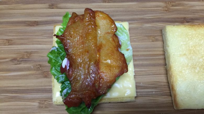 #吐司新吃法之一#新奥尔良三明治,放入一块鸡腿肉