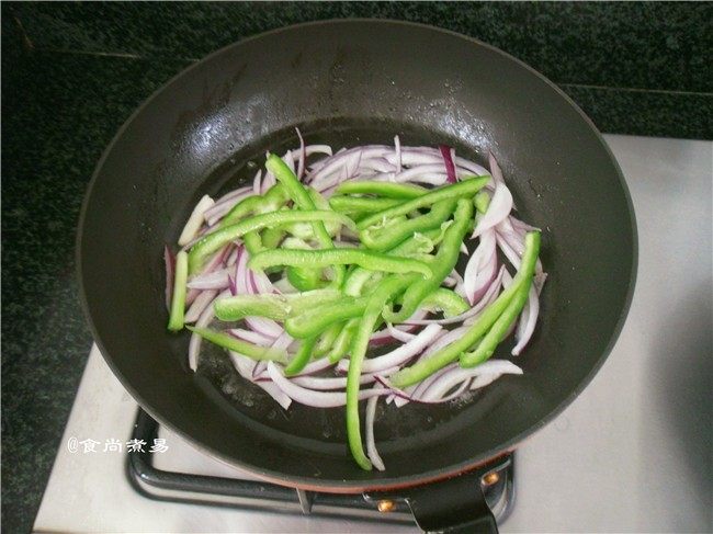 蛋皮蔬菜炒河粉,加入菜椒炒匀