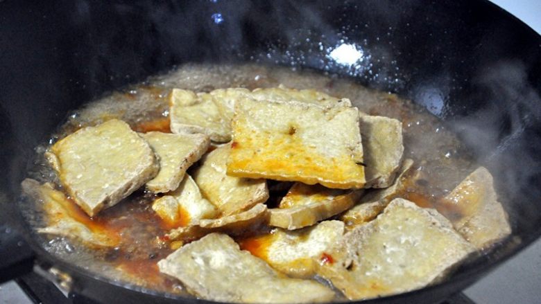 红烧豆腐---两面黄,放入炸过的豆腐，小火烧进味。
