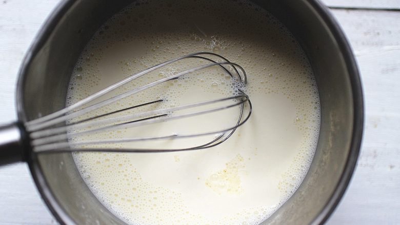 葡萄干奶冻,然后倒入奶锅内，电磁炉小火加热，一边加热，一边用蛋抽不断搅拌。直到煮到微微冒泡，即可关火