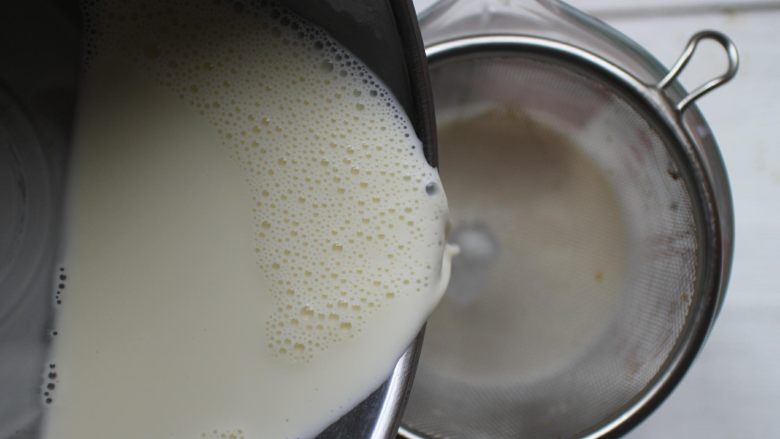 葡萄干奶冻,将做好的奶冻液过滤一下，这样做出来的口感会更细腻顺滑哦，所以此步骤不可省略。