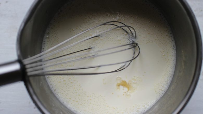 葡萄干奶冻,然后趁热加入泡软的吉利丁片，用蛋抽快速搅拌均匀