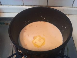 可露丽,牛奶加入黄油，朗姆酒，香草精，纵向分割成两半的香草豆荚一起煮沸，沸腾时，关火，继续浸泡15分钟