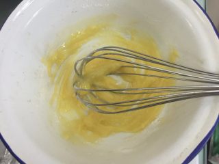 香草舒芙蕾,用打蛋器搅匀