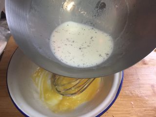 香草舒芙蕾,取出倒入黄油面糊中搅拌均匀