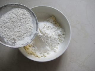 豆沙一口酥：零基础玩烘焙也不败的香酥小点,筛入低筋粉。