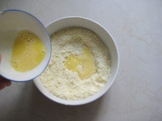 豆沙一口酥：零基础玩烘焙也不败的香酥小点,倒入蛋液。