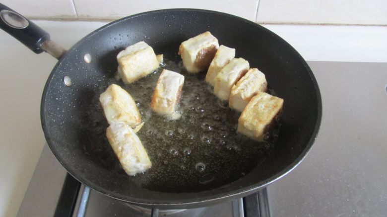 客家酿豆腐,豆腐煎至金黄色后翻个面，同样煎成金黄色；
