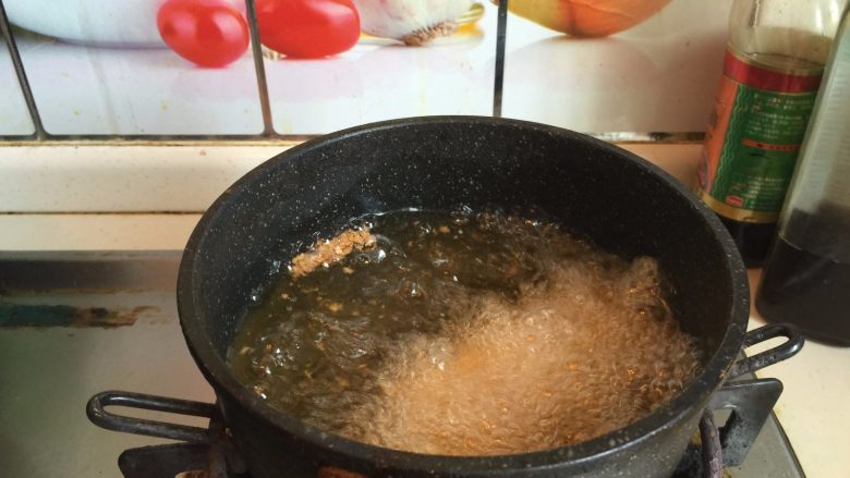 牛油果芝士鸡排,油锅烧至六成热，放入鸡排炸熟