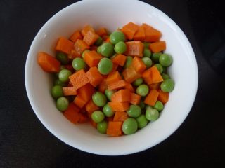 瑶柱蔬菜杂粮粥,胡萝卜切小颗与豌豆放一边待用