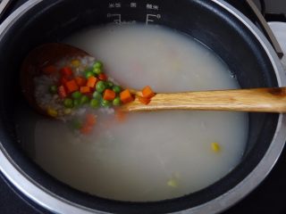 瑶柱蔬菜杂粮粥,下胡萝卜与豌豆，煮10分钟左右