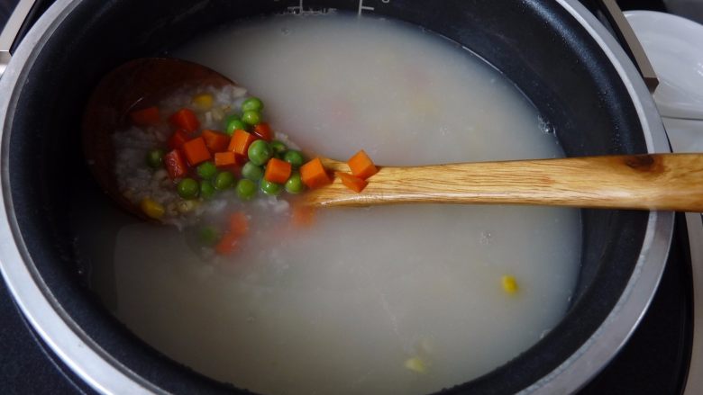 瑶柱蔬菜杂粮粥,下胡萝卜与豌豆，煮10分钟左右