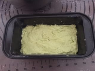 奥利奥牛油果磅蛋糕,模具里刷上一层融化的黄油，先倒入适量的牛油果面糊
