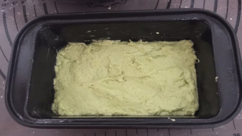 奥利奥牛油果磅蛋糕,模具里刷上一层融化的黄油，先倒入适量的牛油果面糊
