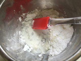 奥利奥牛油果磅蛋糕,准备糖霜：取一盆加入适量的糖粉，挤点柠檬汁，再加适量的牛奶调成厚糊