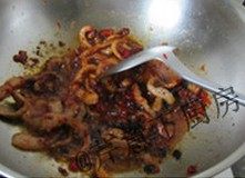 干锅茶树菇,下入豆瓣、豆豉和泡椒，小火煸炒至出红油