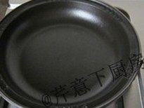 干锅茶树菇,开始炒菜的同时，在另一个炉头上烧热瓦煲或铁盘