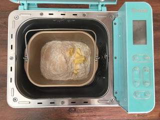 面包机版玉米吐司,将面包主材料放入面包机里，使用标准面包菜单进行揉面。
