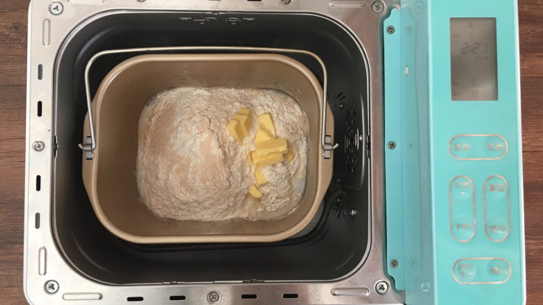 面包机版玉米吐司,将面包主材料放入面包机里，使用标准面包菜单进行揉面。