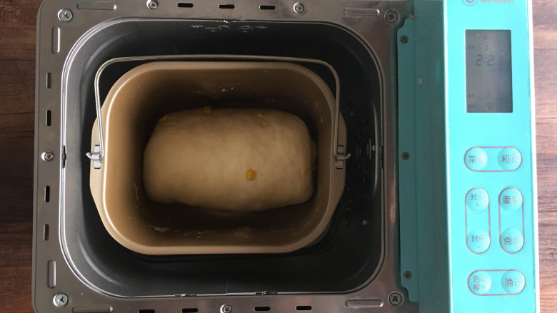 面包机版玉米吐司,整形好放入面包机桶内，使用发酵菜单进行二次发酵，时间为50分钟。
