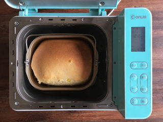 面包机版玉米吐司,使用烘烤菜单进行烘烤，时间为30分钟。