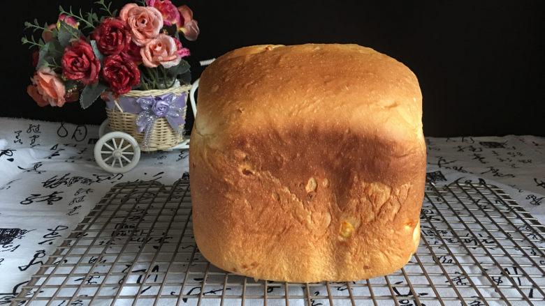 面包机版玉米吐司,烘烤结束后立刻取出面包，放在晾网上晾凉。