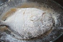 萝卜烧鲳鱼,鲳鱼均匀裹上适量干面粉，入锅前抖掉多余的面粉