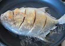 萝卜烧鲳鱼,用适量食用油将鲳鱼煎制两面金黄