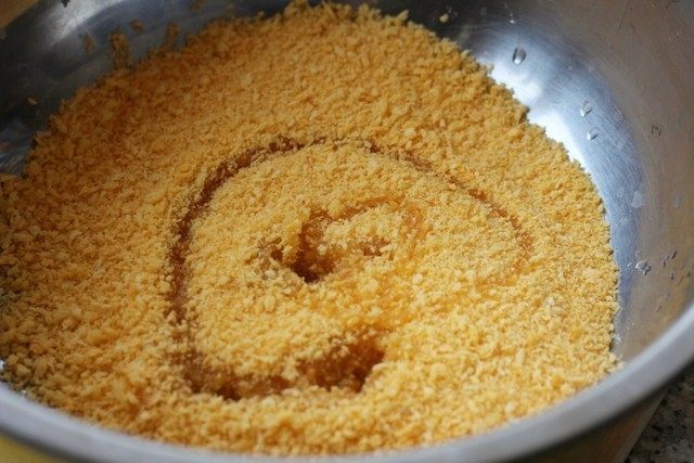 烤鸡米花,面包糠里加入一点食用油。