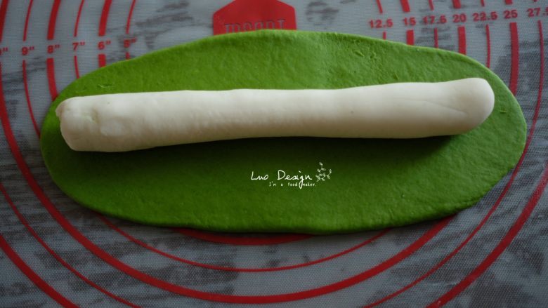 翡翠白玉饺子,绿面团擀成长舌形状，
白面团搓成长条形状，
然后像图中这样摆好，
绿面团把白面团包裹起来，捏紧。
