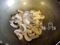 咖喱螺纹面,起油锅，放入蘑菇片翻炒至微微有点出水