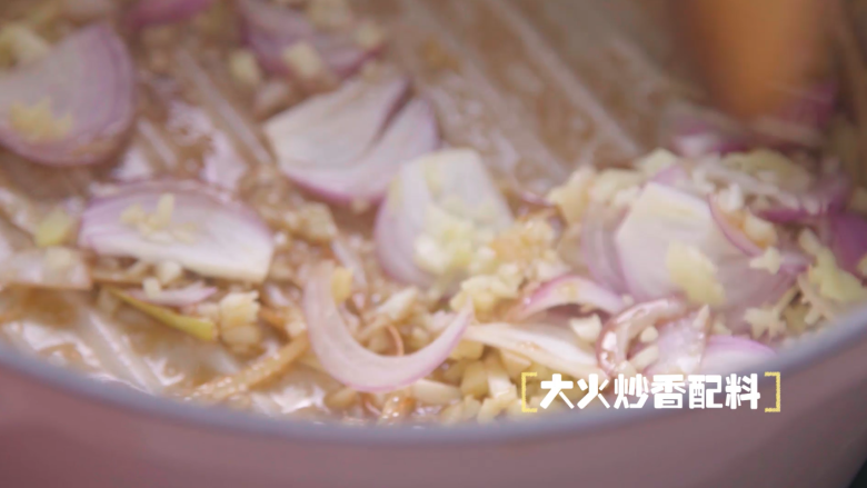 赋予蛤蜊另一种吃法：泰式椰香蛤蜊,将洋葱、姜、蒜等配料放入锅内大火煸炒。