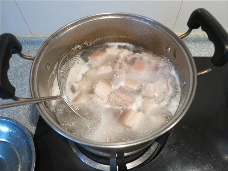 快速电锅版东坡肉,锅水开放入煮5分钟左右