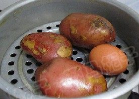 麻仁薯球,把紫皮土豆洗净入蒸锅蒸熟