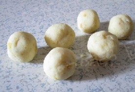 麻仁薯球,把面团分成若干个小面团并揉成小球