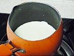咖啡冻蛋糕卷,牛奶加热至边缘冒泡后关火，加入速溶咖啡搅拌均匀